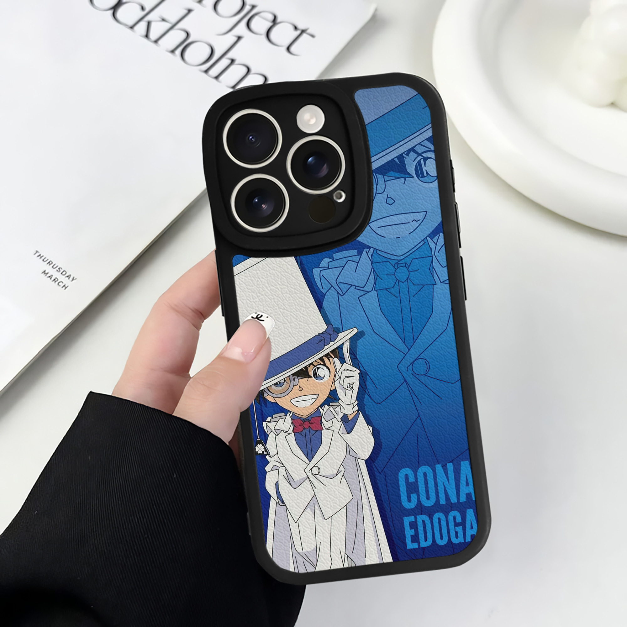 （画像用） 名探偵コナン Detective Conan 【iPhone 16シリーズ対応】シリコンスマホケース（レザー調） 材質：シリコン